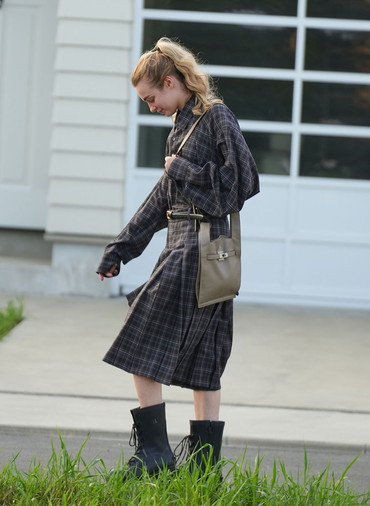 market shoulder bag in shrink leather 詳細画像 Gray Beige 5