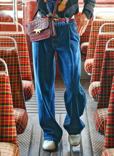 PLEATED JEANS