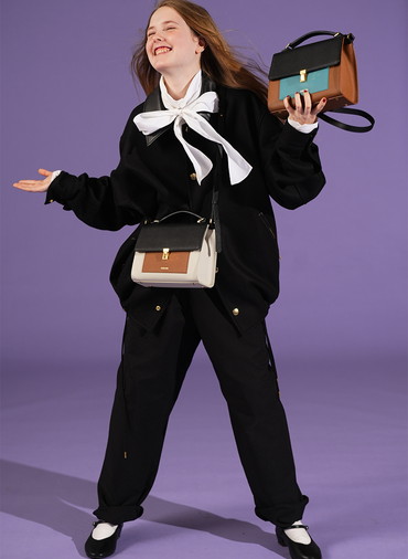 Clasp lock Leather Pocket Hand Bag 詳細画像 Ecru 4