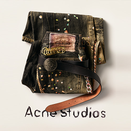 《アクネ ストゥディオズ》の祝祭シーズンコレクション。