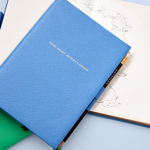 Smythson x Peter Rabbit&trade; Beatrix Potter&trade;の160年にわたる物語を祝して。